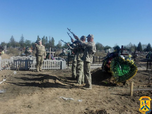 27 вересня Первомайськ попрощався із загиблим на сході країни земляком Романом Довгим 27 вересня Первомайськ попрощався із загиблим на сході країни земляком Романом Довгим