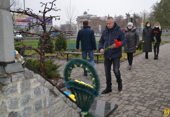 Церемонія покладання квітів до стели у Сквері Небесної Сотні Церемонія покладання квітів до стели у Сквері Небесної Сотні