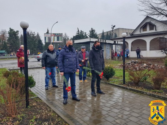 З нагоди Дня Гідності та Свободи відбулась церемонія покладання квітів З нагоди Дня Гідності та Свободи відбулась церемонія покладання квітів