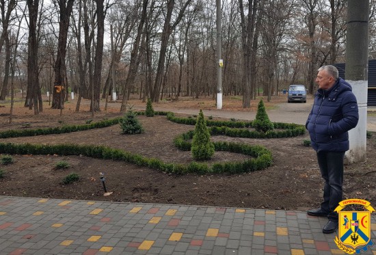 Продовжуються роботи з благоустрою та оновлення міського парку культури та відпочинку «Дружба народів» Продовжуються роботи з благоустрою та оновлення міського парку культури та відпочинку «Дружба народів»