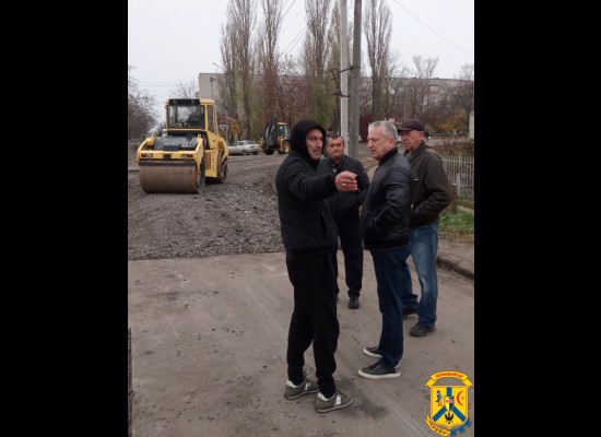 В Первомайській громаді продовжуються роботи з ямкового ремонту доріг на найбільш пошкоджених ділянках