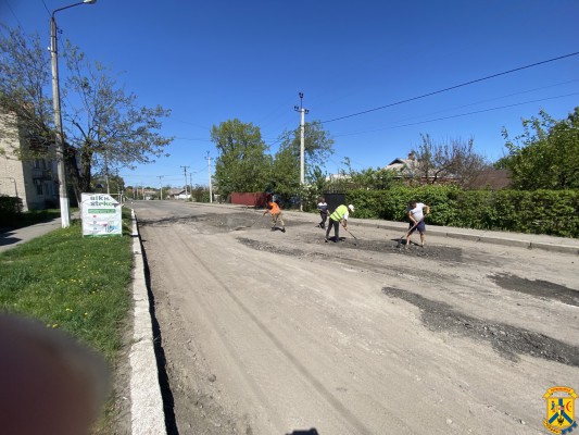 В Первомайській громаді продовжують проводити ремонти міських доріг