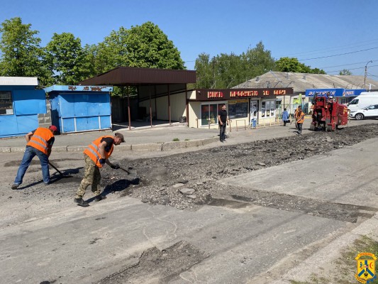 дорожники приступили до фрезерування аварійних ділянок дорожнього покриття по вулиці Академіка Амосова