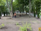У Первомайську продовжуються поточні роботи з прибирання території центрального парку «Дружби народів»