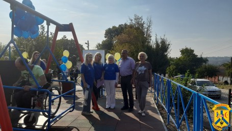 У суботу, 30 вересня 2023 року, за активного сприяння очільника Первомайської територіальної громади Олега Демченка та за підтримки ГО "Десяте квітня", відбулося урочисте відкриття сучасного та багатофункціонального майданчика, з урахуванням інклюзивності