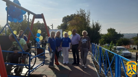 У суботу, 30 вересня 2023 року, за активного сприяння очільника Первомайської територіальної громади Олега Демченка та за підтримки ГО "Десяте квітня", відбулося урочисте відкриття сучасного та багатофункціонального майданчика, з урахуванням інклюзивності