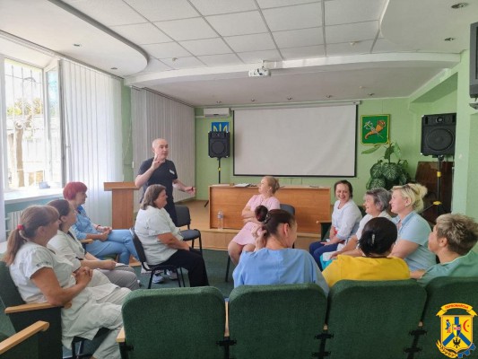 Щодня лікувати поранених захисників та захисниць. Щодня розділяти їх біль. Жити та працювати в прифронтовому місті, де ризик &laquo;прильотів&raquo; постійний та не вщухає сигнал повітряної тривоги. 