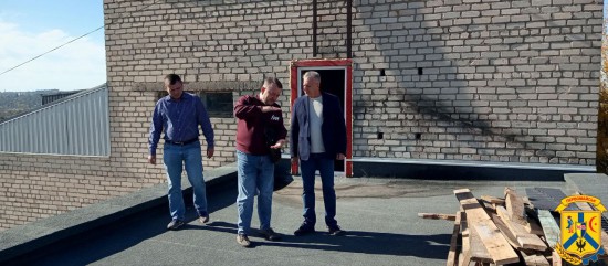 міський голова оглянув хід проведення ремонтних робіт покрівлі дитячого відділення КНП "Первомайська центральна міська багатопрофільна лікарня" міський голова оглянув хід проведення ремонтних робіт покрівлі дитячого відділення КНП "Первомайська центральна міська багатопрофільна лікарня"