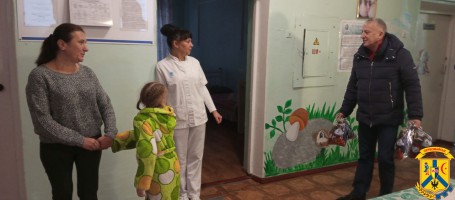 8 грудня 2023 року, міський голова Олег Демченко завітав до сім&rsquo;ї внутрішньо-переміщених осіб із Херсона та відвідав дитяче відділення ЦРЛ, в  рамках святкування Дня Святого Миколая та прийдешніх новорічних свят