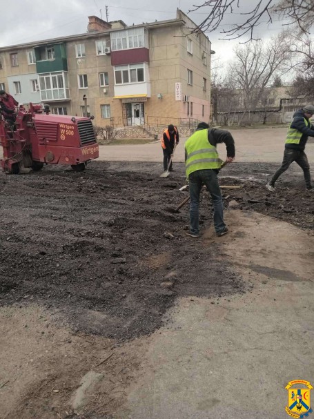  Продовжуються роботи з поточного ремонту внутрішньоквартальних проїздів по вулиці Гвардійська.