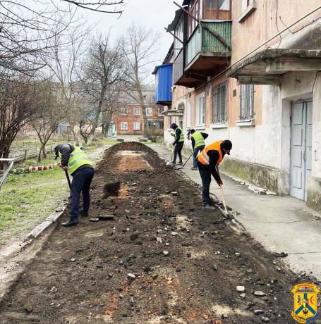 Проводяться роботи з поточного ремонту внутрішньоквартальних проїздів 