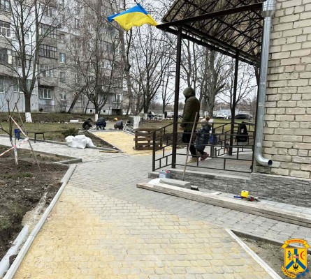 Комунальники продовжили ліквідовувати порив, та прибирання вулиць Комунальники продовжили ліквідовувати порив, та прибирання вулиць