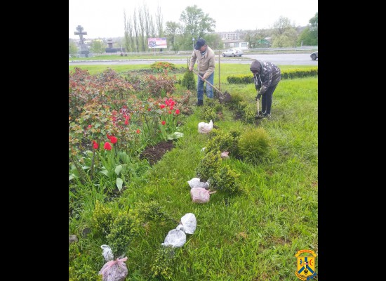 Попри несприятливі погодні умови, працівники комунальної служби продовжують щоденно прибирати територію громади. Попри несприятливі погодні умови, працівники комунальної служби продовжують щоденно прибирати територію громади.