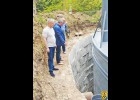 Міський голова Олег Демченко спільно із начальником управління житлово-комунального підприємства Олександром Лисим, підрядником В’ячеславом Григоренком провели інспектування ремонтних робіт на ОСВ- 2 по вулиці Січових Стрільців, 46.