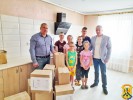 Міський голова Олег Демченко спільно із заступником міського голови Володимиром Рябченком завітали до територіального центру соціального обслуговування по вулиці С.Альєнде, де проживають сім’ї переселенців та одинокі громадяни похилого віку, із солодкими 