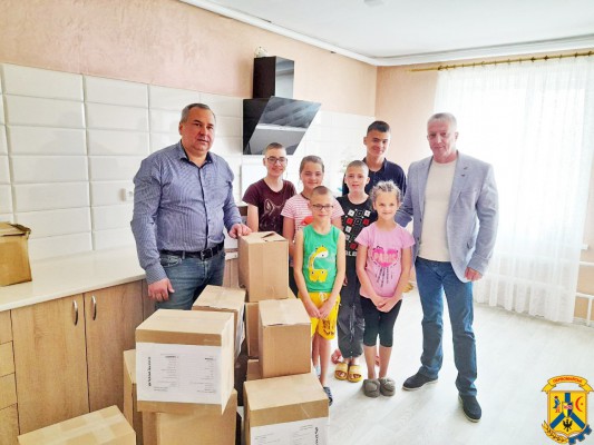 Міський голова Олег Демченко спільно із заступником міського голови Володимиром Рябченком завітали до територіального центру соціального обслуговування по вулиці С.Альєнде, де проживають сім&rsquo;ї переселенців та одинокі громадяни похилого віку, із солодкими 