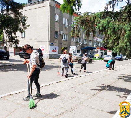 Продовжуються роботи з поточного ремонту дорожнього покриття по вул. Січневій та Корабельній (біля будинку № 16). 