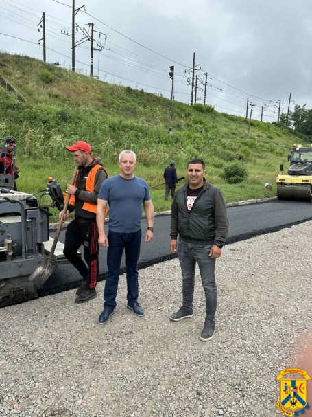 Міський голова Олег Демченко    проінспектував ремонти дорожнього покриття по вулиці Вокзальній в районі залізничного мосту.
