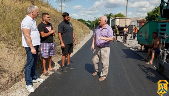  Протягом декількох днів триває ремонт дорожнього покриття по вулиці Павла Тичини