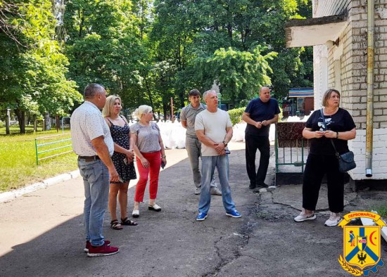 Міська влада  продовжує  облаштовувати найпростіші укриття в  закладах освіти міської громади. 