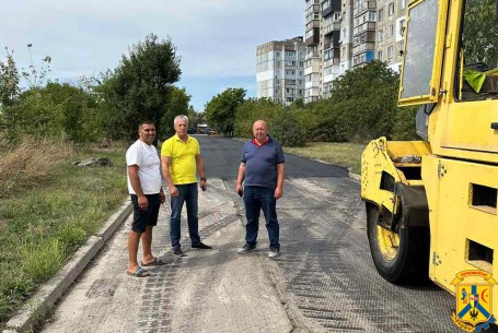 Міський голова Олег Демченко разом з начальником управління житлово-комунального господарства Олександром Лисим оглянув хід проведення ремонтних робіт дороги по вулиці Рожева.