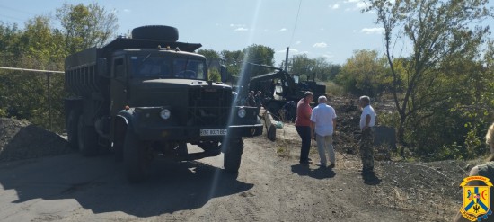 Перевірили хід виконання ремонтних робіт місточка, що знаходиться по вулиці Павла Поповича. Перевірили хід виконання ремонтних робіт місточка, що знаходиться по вулиці Павла Поповича.