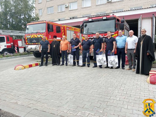 Щорічно 17 вересня відзначається День працівника цивільного захисту України. У цю дату привітання отримують всі співробітники ДСНС: фахівці з аварійно-рятувальних і пошукових робіт, сапери, водолази, пожежники і ліквідатори аварій. 