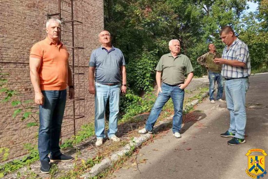  22 вересня 2023 року міський голова Олег Демченко спільно з першим заступником Дмитром Малішевським оглянули хід проведення робіт по демонтажу старої &laquo;башти Рожновського&raquo;, що знаходиться на території ОСВ-2. 