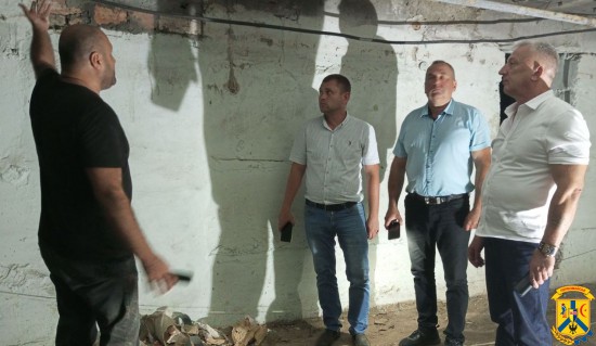 У Первомайську не припиняються роботи по облаштуванню сховищ в навчальних, соціальних закладах громади, а також в житловому фонді. У Первомайську не припиняються роботи по облаштуванню сховищ в навчальних, соціальних закладах громади, а також в житловому фонді.