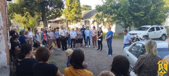 5 вересня 2023 року міський голова Олег Демченко спільно з заступником Володимиром Рябченко і начальником відділу з питань надзвичайних ситуацій Павлом Мамотенко провели зустріч із мешканцями вулиці Шкільна, у селищі Підгородна. Обговорювали питання дозво 5 вересня 2023 року міський голова Олег Демченко спільно з заступником Володимиром Рябченко і начальником відділу з питань надзвичайних ситуацій Павлом Мамотенко провели зустріч із мешканцями вулиці Шкільна, у селищі Підгородна. Обговорювали питання дозво