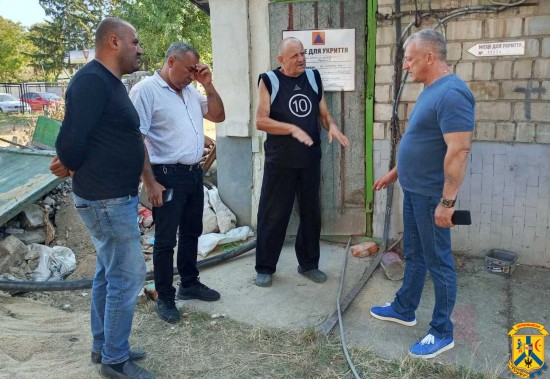 В Первомайській громаді продовжують працювати в напрямку створення та облаштування захисних споруд і сховищ для тимчасового перебування здобувачів освіти на період освітнього процесу.