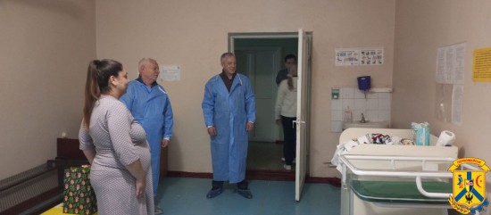 2 січня 2024 року міський голова Олег Демченко разом з першим заступником Дмитром Малішевським завітав до пологового будинку, щоб привітати сім’ю із Первомайської громади, із народженням донечки 2 січня 2024 року міський голова Олег Демченко разом з першим заступником Дмитром Малішевським завітав до пологового будинку, щоб привітати сім’ю із Первомайської громади, із народженням донечки