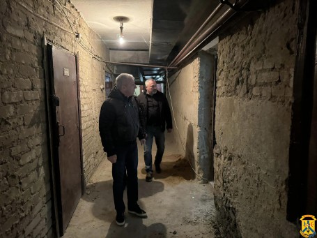 11 листопада 2024 року, міський голова Олег Демченко спільно із заступником міського голови Володимиром Рябченком, оглянули хід ремонтних робіт у протирадіаційному укритті (ПРУ) Первомайської центральної міської багатопрофільної лікарні