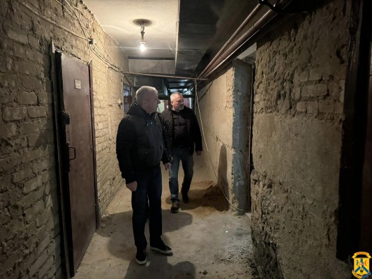 11 листопада 2024 року, міський голова Олег Демченко спільно із заступником міського голови Володимиром Рябченком, оглянули хід ремонтних робіт у протирадіаційному укритті (ПРУ) Первомайської центральної міської багатопрофільної лікарні