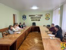 27 листопада 2024 року, у Виконавчому комітеті Первомайської міської ради відбулась робоча зустріч представників Данської ради у справах біженців (DRC)