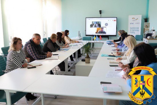 Протягом 04 - 05 листопада 2024 року, у Офісі відновлення та розвитку Виконавчого комітету Первомайської міської ради проходила робоча зустріч щодо розробки Стратегії розвитку громади, на період до 2027 року Протягом 04 - 05 листопада 2024 року, у Офісі відновлення та розвитку Виконавчого комітету Первомайської міської ради проходила робоча зустріч щодо розробки Стратегії розвитку громади, на період до 2027 року