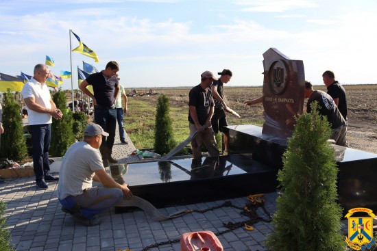 У Первомайську продовжуються роботи по встановленню пам’ятного обеліску на центральному кладовищі міста по вулиці Героя України Дмитра Васильєва У Первомайську продовжуються роботи по встановленню пам’ятного обеліску на центральному кладовищі міста по вулиці Героя України Дмитра Васильєва