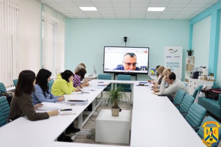 30 січня 2025 року, у Офісі відновлення та розвитку Первомайської міської ради відбулась онлайн робоча зустріч експерта Міжнародної організації з міграції (МОМ) Лева Абрамова із профільними спеціалістами структурних підрозділів