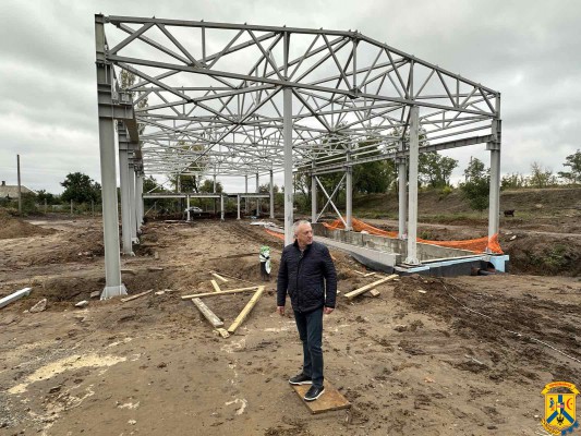 2 жовтня 2025 року на будівельний майданчик ОСВ-1 у Первомайській громаді, міський голова Олег Демченко спільно з першим заступником Дмитром Малішевським, начальником управління ЖКГ Олександром Лисим здійснили робочий візит з оглядом ходу проведених робіт