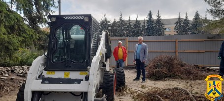 03 жовтня 2025 року очільник Первомайської міської територіальної громади Олег Демченко оглянув хід робіт у сквері Перемоги в центрі міста, де триває облаштування Алеї Слави