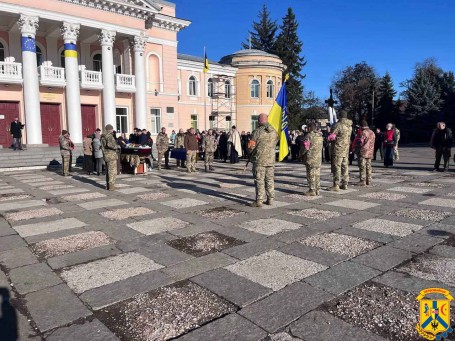 24 листопада 2025 року рідні, друзі, побратими, військовослужбовці та мешканці громади зі сльозами на очах вишикувалися живим коридором, зустрічаючи загиблого Героя &mdash; старшого солдата Аркушу Геннадія Станіславовича