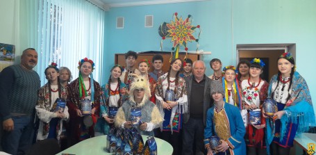 25 грудня 2025 року, за доброю різдвяною традицією, до Виконавчого комітету Первомайської міської ради завітали маленькі колядники &mdash; вихованці творчого колективу &laquo;Джерельце&raquo; Дитячо-юнацького центру національного відродження