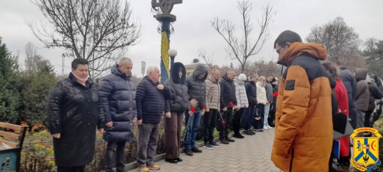 6 грудня 2025 року, у день вшанування мужності та незламності українських військовослужбовців, у Первомайській міській територіальній громаді відбулося урочисте покладання квітів до скверу &laquo;Героїв Небесної Сотні&raquo; та біля Дошки пошани &laquo;Герої не вмирають&raquo;