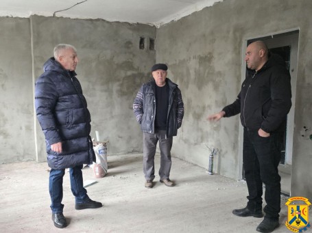 8 грудня 2025 року очільник Первомайської міської територіальної громади Олег Демченко здійснив робочий виїзд до гуртожитку за адресою вул. Нацгвардійська, 4