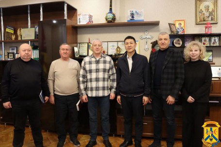 9 грудня 2025 року у приміщенні виконавчого комітету Первомайської міської ради відбулася робоча зустріч, присвячена питанням залучення іноземних інвестицій та модернізації критичної інфраструктури громади