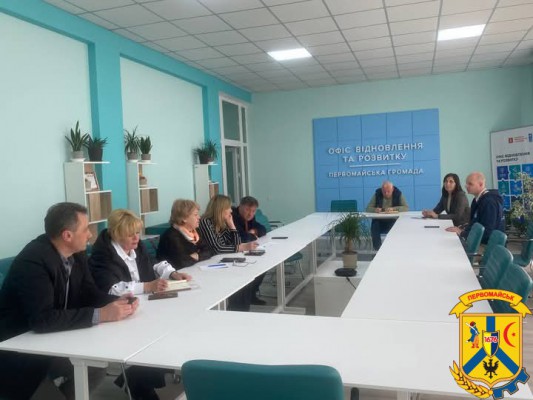 29 квітня 2025 року, до виконавчого комітету Первомайської міської ради із ознайомчим візитом завітав аналітик з питань управління охороною здоров&rsquo;я Програми розвитку Організації Об&rsquo;єднаний Націй (ПРООН) в Україні &ndash; Дмитро Кущ