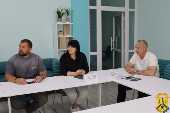 24 червня 2025 року в Офісі відновлення та розвитку Первомайської громади відбулася онлайн-зустріч з представниками Ramb&oslash;ll, Данського Фонду з відновлення України (GAU-Fonden) та Посольства Данії