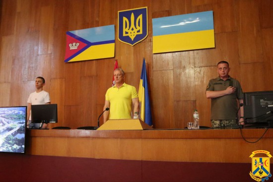 26 червня 2025 року в сесійній залі Первомайської міської ради зібралися депутати, керівництво громади, рідні загиблих військових, випускники, батьки, вчителі та мешканці міста
