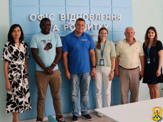 23 липня 2025 року, перший заступник міського голови Дмитро Малішевський провів робочу зустріч із Менеджеркою проєкту &laquo;Відновлення та посилення спроможностей громад (HREF)&raquo; Шарлотт Монн та Менеджером з будівництва в межах цього ж проєкту Деннісом Осеве