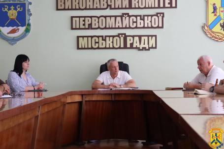 28 липня 2025 року під головуванням очільника Первомайської міської територіальної громади Олега Демченка відбулась робоча нарада, присвячена ходу реалізації міжнародних проєктів у сфері покращення водопостачання